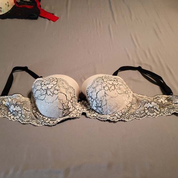 Bras - Picture 4 of 8